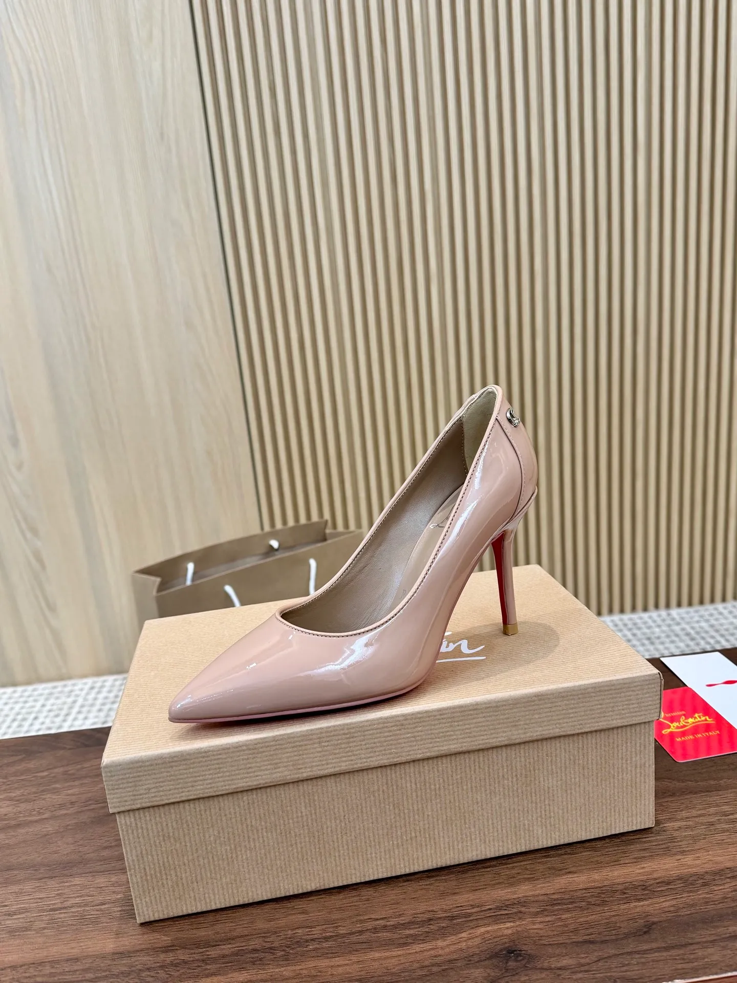 👟👟Ex-factory price 480👟👟 Genuine leather sole +40 Year-round shipment💝Christian Louboutin CL👠 "Patent Leather Hemming Craft Series" Noble and luxurious, real blingbling👟👟 Real materials, all customized by the pattern maker, and the materials are made of original customized materials to achieve the taste of the original 5 color options💍Upper: Imported👉cow patent leather💪 Lining: Sheepskin foot pad/lining Size: 34-40.41.42 Heel height: two options: 10.5cm and 8.5cm